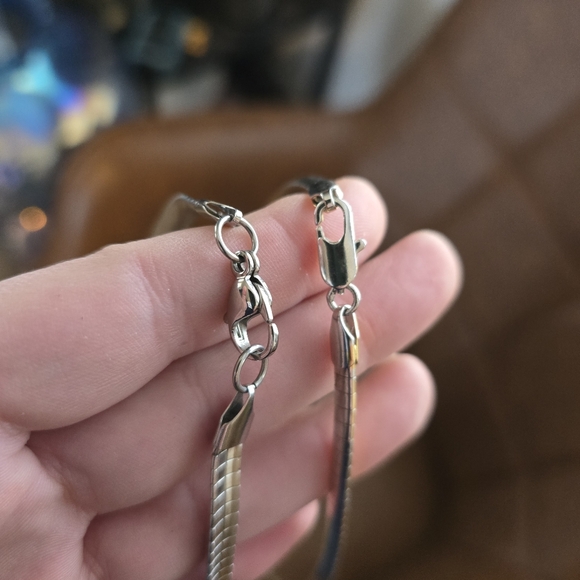 2 Necklaces - Picture 7 of 8